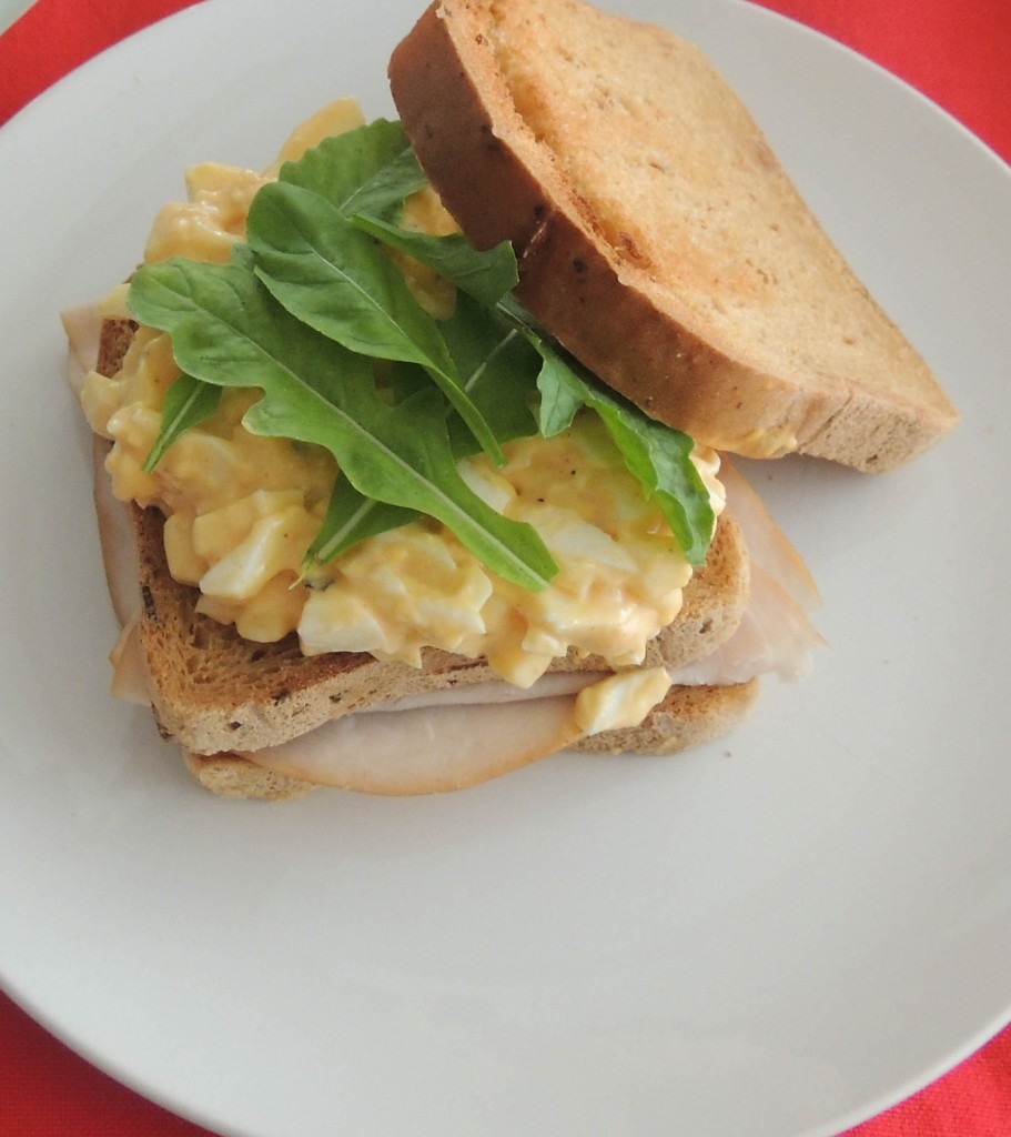 Sándwich de ensalada de huevo - The Petit Gourmet©