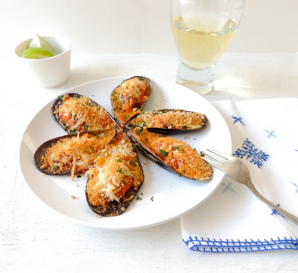 Moules gratinées - mussels au gratin - The Petit Gourmet