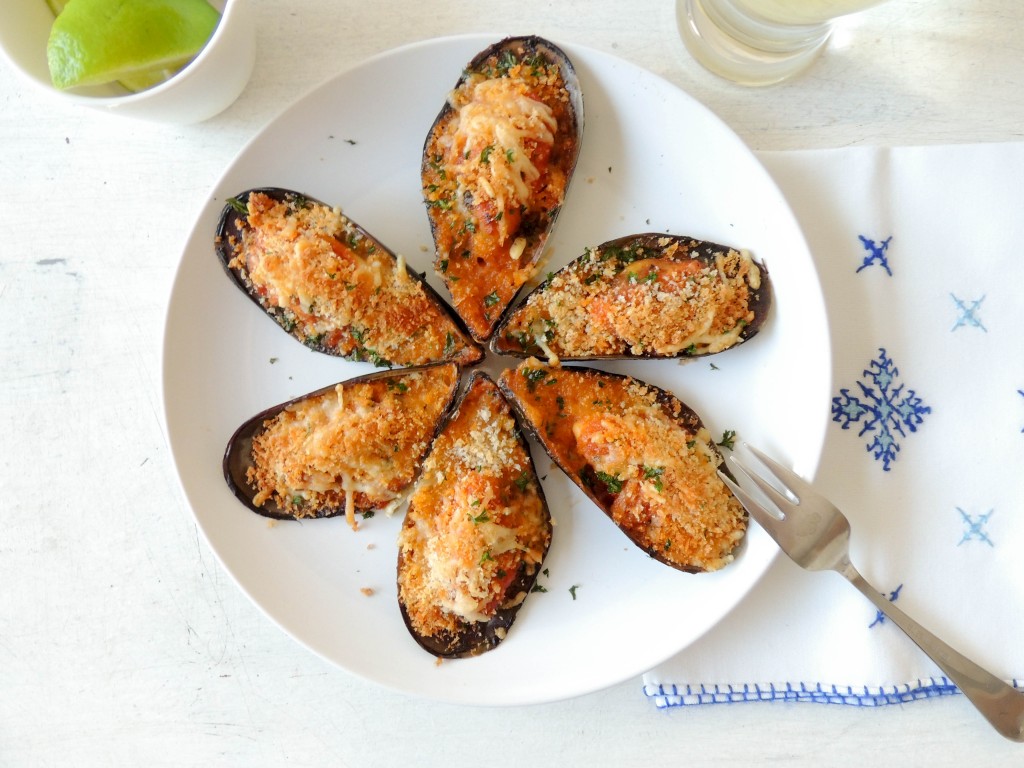 Moules gratinées - mussels au gratin - The Petit Gourmet