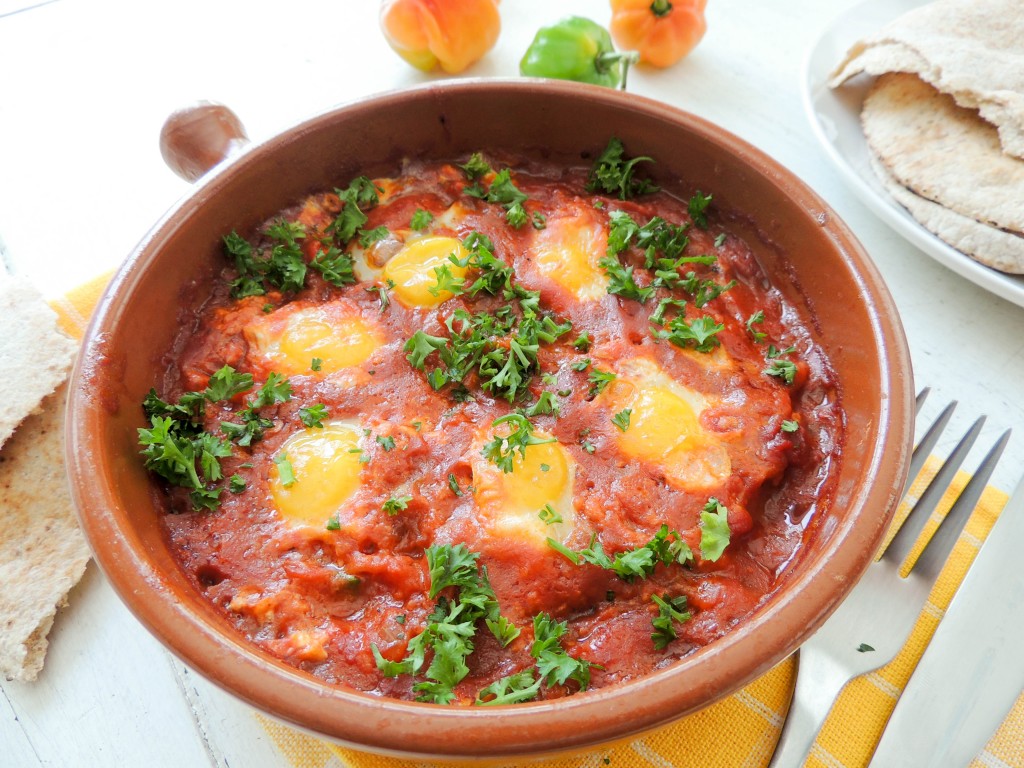 Poached quail eggs in tomatoes sauce - The Petit Gourmet