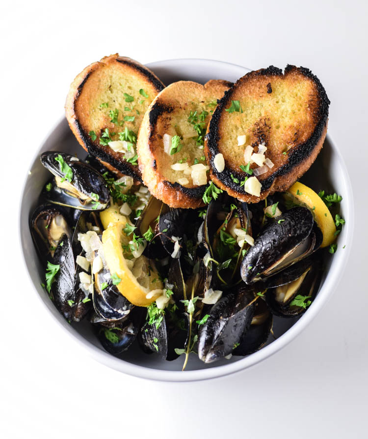 Southside-Weiss-Pan-Steamed-Mussels-with-Roasted-Lemon-and-Toasted-Baguette-18